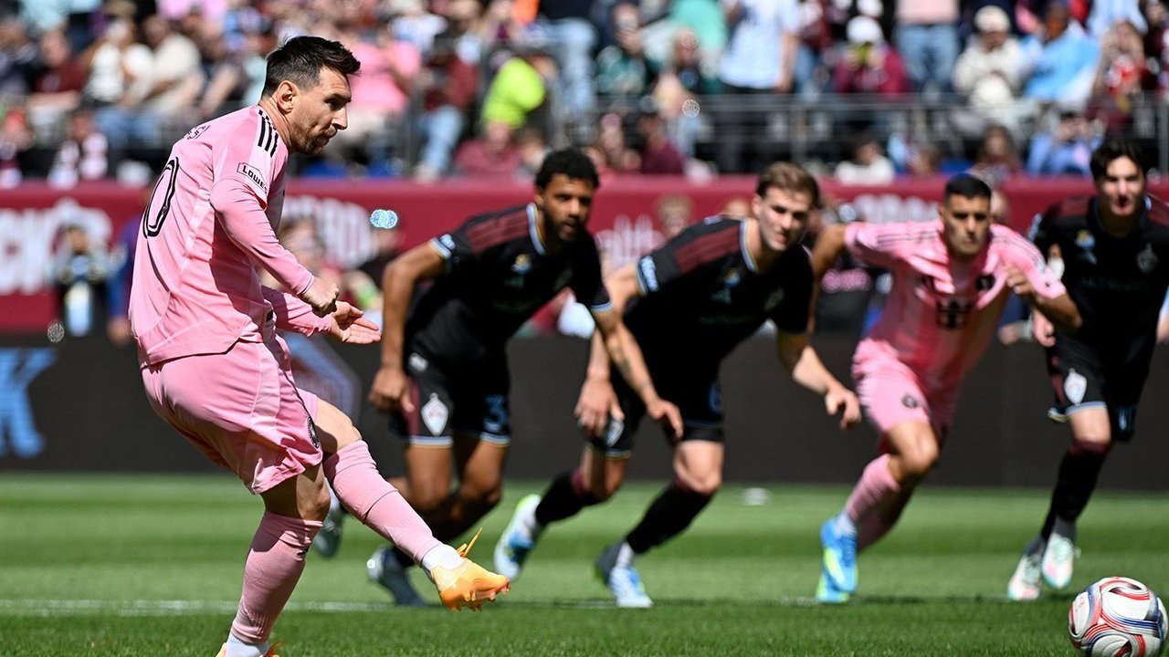 Lionel Messi kembali menunjukkan kelasnya sebagai bintang utama setelah membawa Inter Miami CF meraih kemenangan dramatis 3-2 atas Colorado Rapids dalam lanjutan MLS 2026.